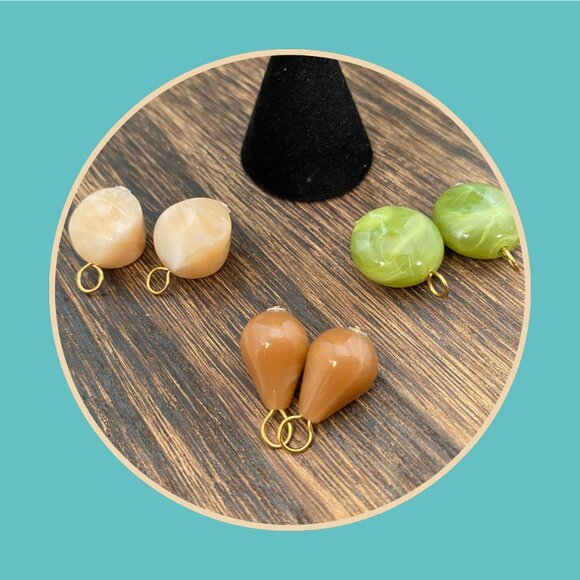 NEW, NEVER WORN  Plunder Gold Tone Hoop Earrings with interchangeable stones. - Picture 3 of 4